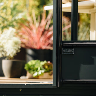 Luxia Retro på låg mur